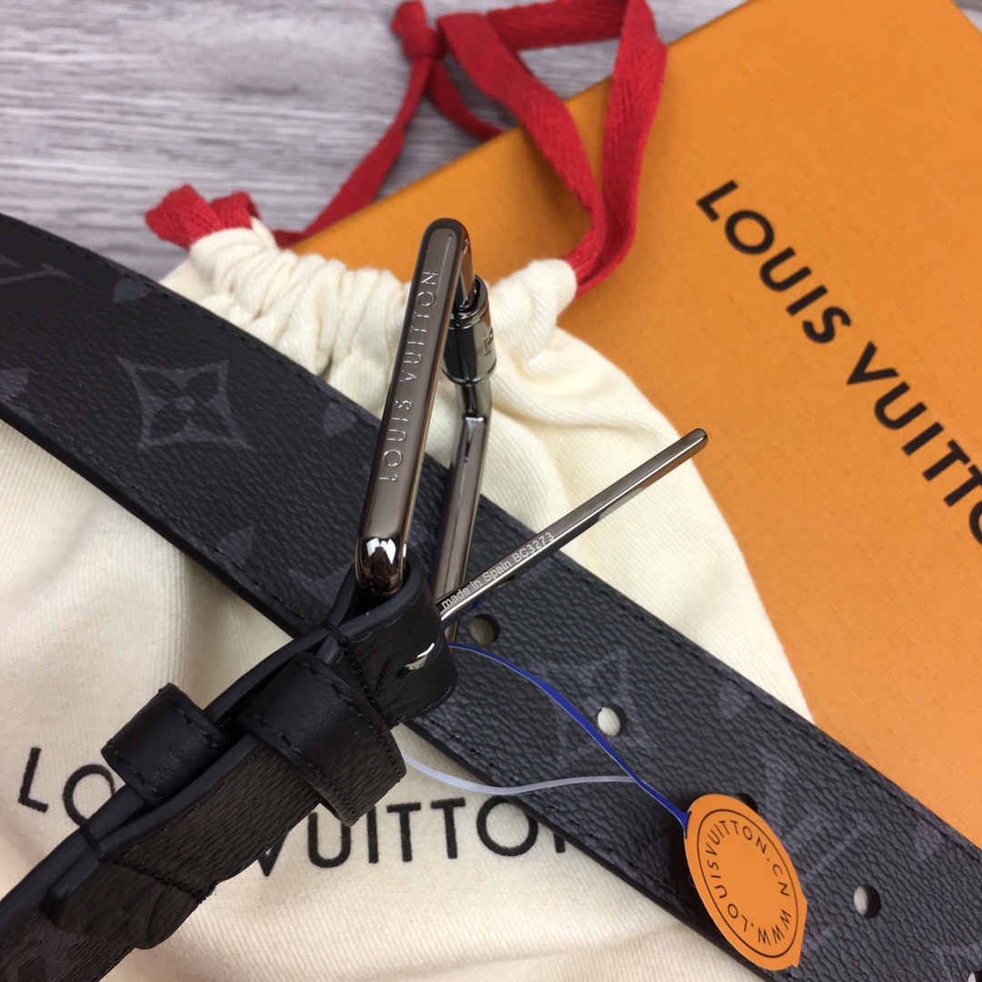 最高級ルイヴィトンスーパーコピー ルイヴィトンベルトコピー ベルト・LV イニシャル 40MM ブラック M0449Q モノグラム・パターンをエンボス加工したトリヨンレザー シルバー金具 - 画像 (6)