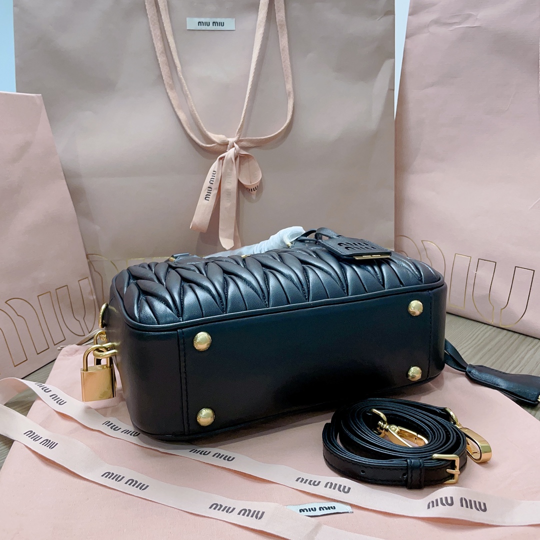 最高級MiuMiuスーパーコピー ミュウミュウバッグコピー アルカディ マテラッセレザー バッグ ブラック 5BB124_N88_F0002_V_OOO レザー ゴールド金具 - 画像 (7)