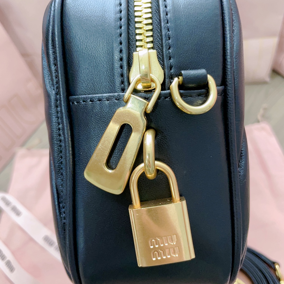 最高級MiuMiuスーパーコピー ミュウミュウバッグコピー アルカディ マテラッセレザー バッグ ブラック 5BB124_N88_F0002_V_OOO レザー ゴールド金具 - 画像 (6)