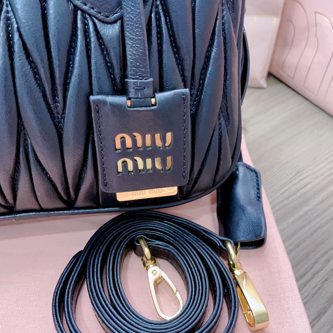 最高級MiuMiuスーパーコピー ミュウミュウバッグコピー アルカディ マテラッセレザー バッグ ブラック 5BB124_N88_F0002_V_OOO レザー ゴールド金具 - 画像 (5)