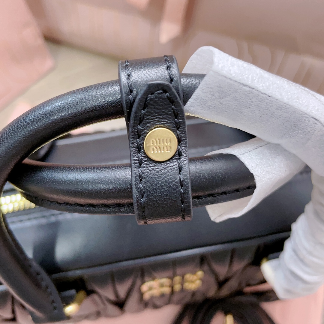 最高級MiuMiuスーパーコピー ミュウミュウバッグコピー アルカディ マテラッセレザー バッグ ブラック 5BB124_N88_F0002_V_OOO レザー ゴールド金具 - 画像 (4)