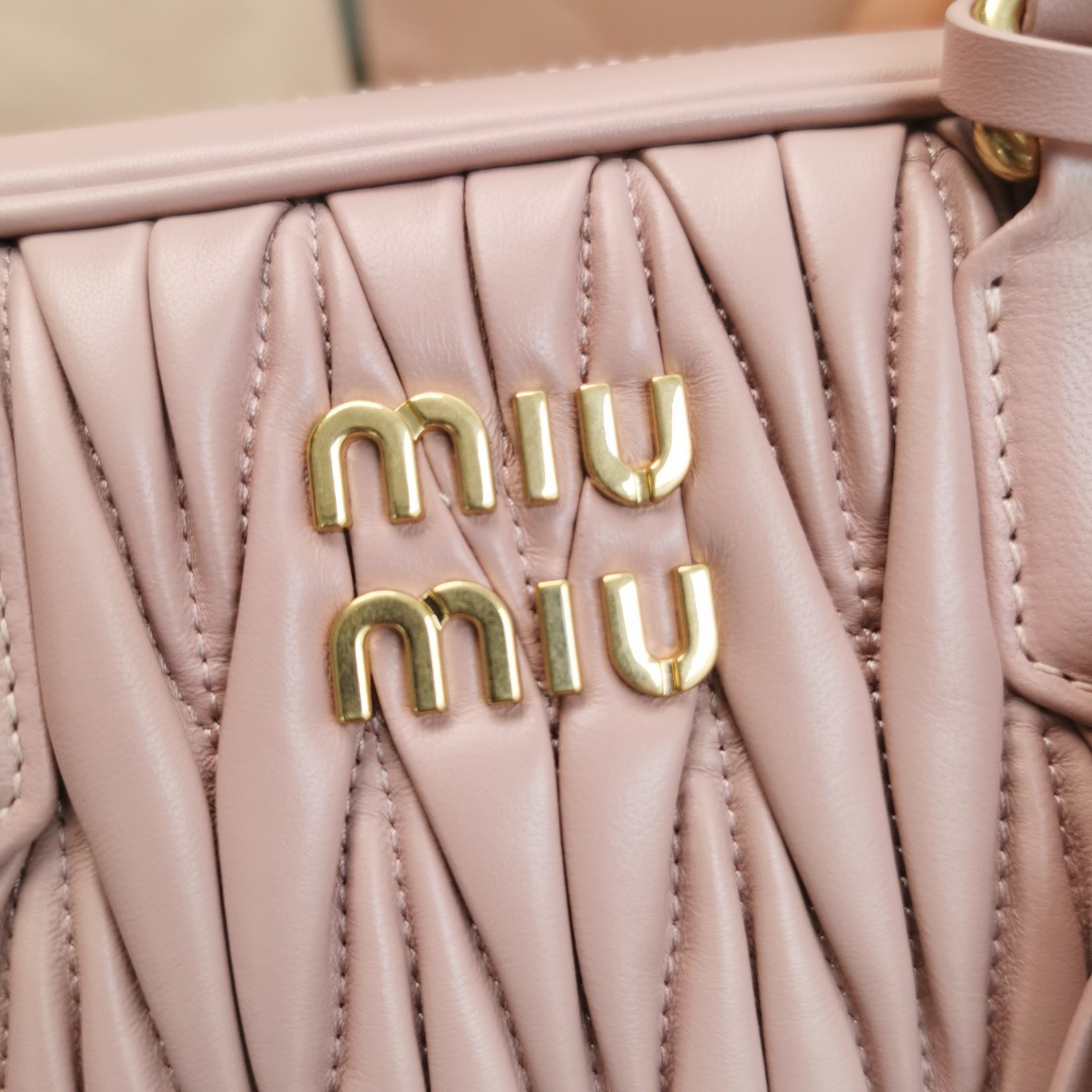 最高級MiuMiuスーパーコピー ミュウミュウバッグコピー アルカディ マテラッセレザー バッグ ピンク 5BB124_N88_F0E18_V_OOO レザー ゴールド金具 - 画像 (6)