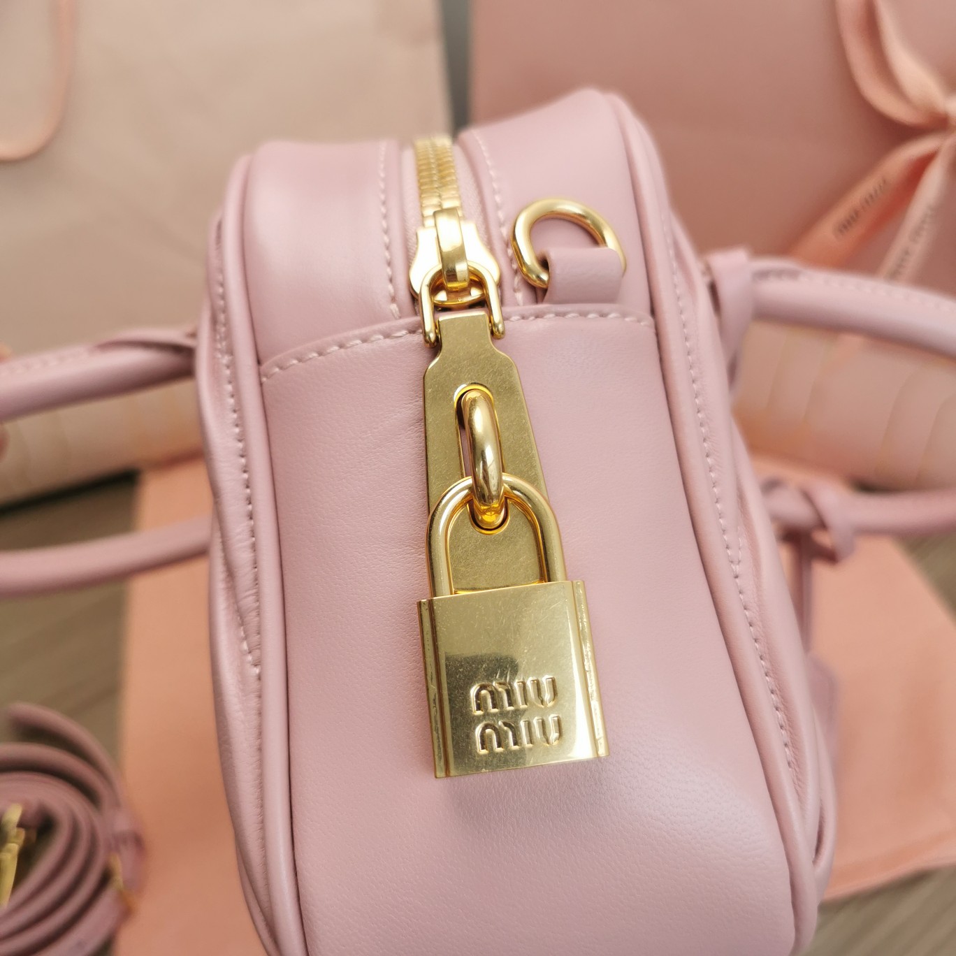 最高級MiuMiuスーパーコピー ミュウミュウバッグコピー アルカディ マテラッセレザー バッグ ピンク 5BB124_N88_F0E18_V_OOO レザー ゴールド金具 - 画像 (4)