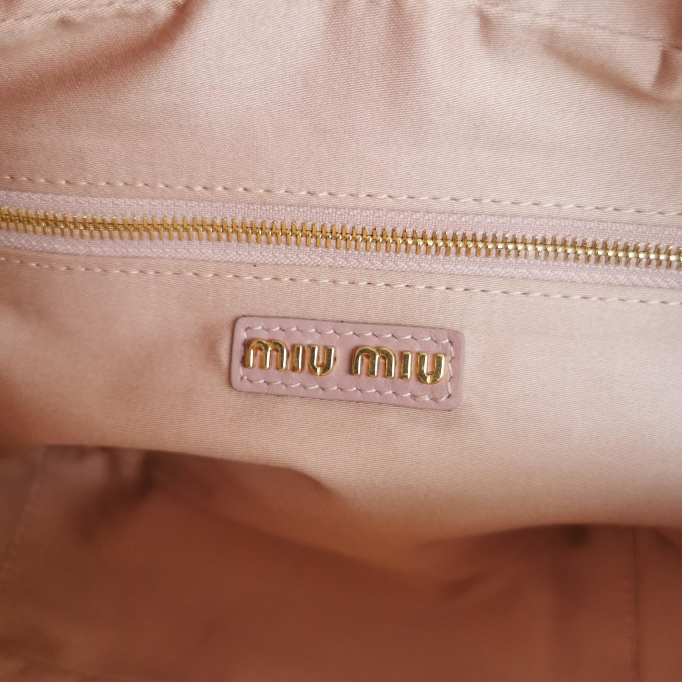 最高級MiuMiuスーパーコピー ミュウミュウバッグコピー アルカディ マテラッセレザー バッグ ピンク 5BB124_N88_F0E18_V_OOO レザー ゴールド金具 - 画像 (2)