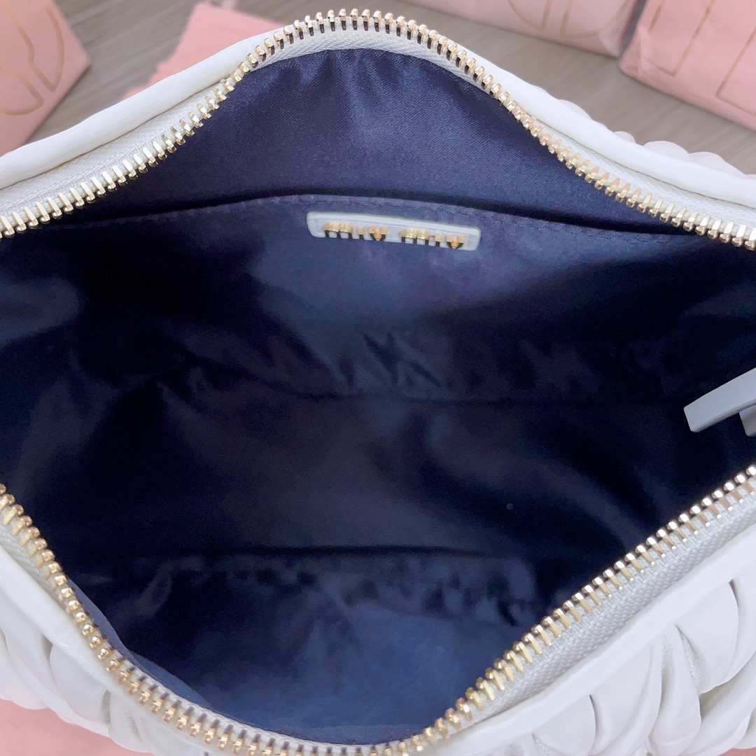 最高級MiuMiuスーパーコピー ミュウミュウバッグコピー ワンダー マテラッセレザー ホーボーバッグ ホワイト 5BC108_N88_F0009_V_OOY レザー ゴールド金具 - 画像 (4)