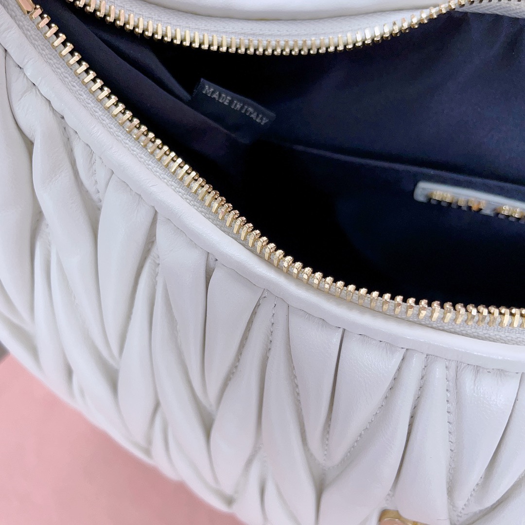 最高級MiuMiuスーパーコピー ミュウミュウバッグコピー ワンダー マテラッセレザー ホーボーバッグ ホワイト 5BC108_N88_F0009_V_OOY レザー ゴールド金具 - 画像 (3)