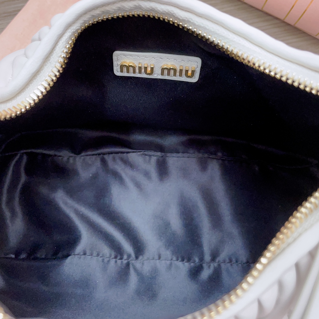 最高級MiuMiuスーパーコピー ミュウミュウバッグコピー ワンダー マテラッセレザー ホーボーバッグ ホワイト 5BC153_N88_F0009_V_OOO レザー ゴールド金具 - 画像 (3)