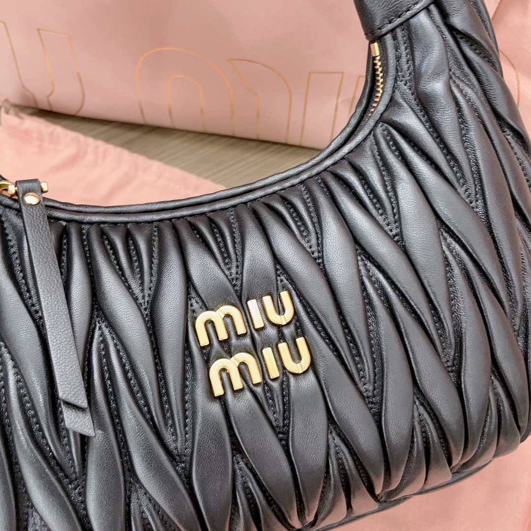 最高級MiuMiuスーパーコピー ミュウミュウバッグコピー ワンダー マテラッセレザー ホーボーバッグ ブラック 5BC153_N88_F0002_V_OOO レザー ゴールド金具 - 画像 (5)