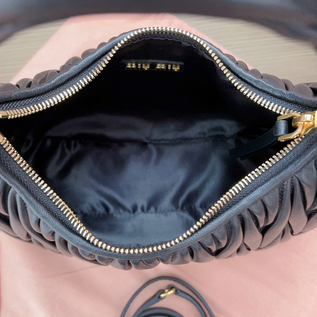 最高級MiuMiuスーパーコピー ミュウミュウバッグコピー ワンダー マテラッセレザー ホーボーバッグ ブラック 5BC153_N88_F0002_V_OOO レザー ゴールド金具 - 画像 (3)