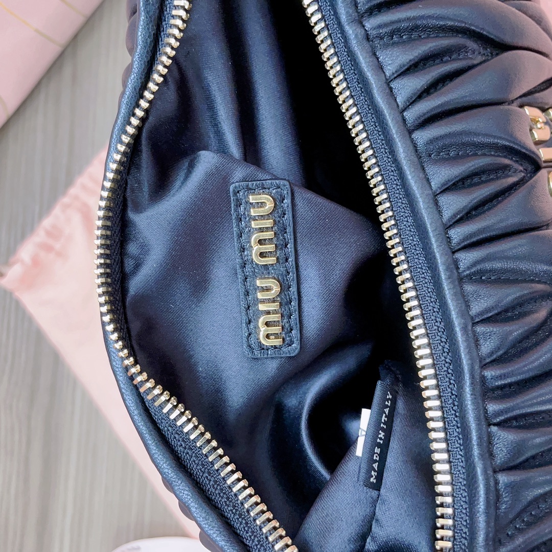 最高級MiuMiuスーパーコピー ミュウミュウバッグコピー ワンダー マテラッセレザー ホーボーバッグ ブラック 5BC153_N88_F0002_V_OOO レザー ゴールド金具 - 画像 (2)