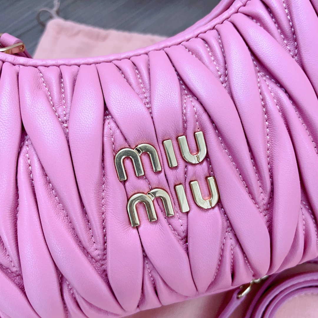 最高級MiuMiuスーパーコピー ミュウミュウバッグコピー ワンダー マテラッセレザー ホーボーバッグ ピンク 5BC125_N88_F0638_V_OOY レザー ゴールド金具 - 画像 (6)