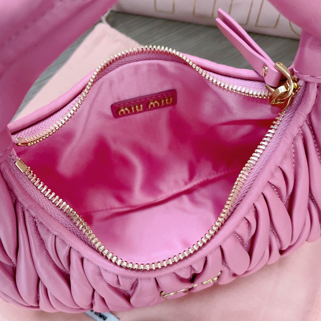 最高級MiuMiuスーパーコピー ミュウミュウバッグコピー ワンダー マテラッセレザー ホーボーバッグ ピンク 5BC125_N88_F0638_V_OOY レザー ゴールド金具 - 画像 (4)