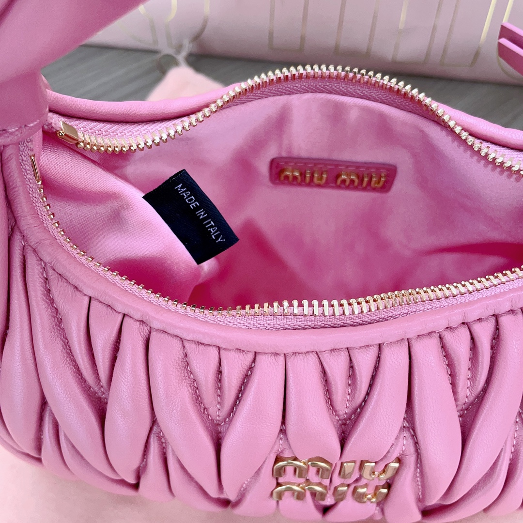最高級MiuMiuスーパーコピー ミュウミュウバッグコピー ワンダー マテラッセレザー ホーボーバッグ ピンク 5BC125_N88_F0638_V_OOY レザー ゴールド金具 - 画像 (3)