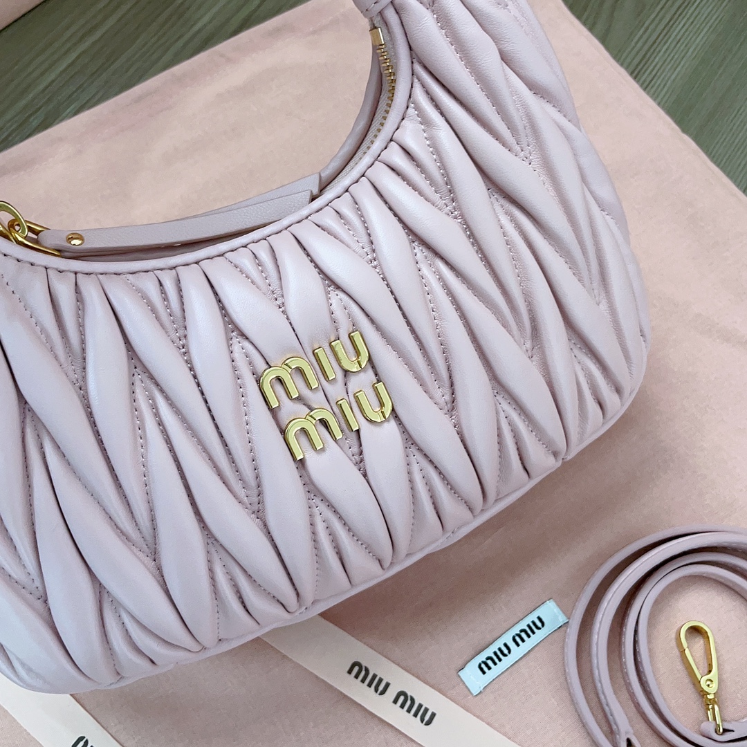 最高級MiuMiuスーパーコピー ミュウミュウバッグコピー ワンダー マテラッセレザー ホーボーバッグ ピンク 5BC125_N88_F0E18_V_OOY レザー ゴールド金具 - 画像 (6)