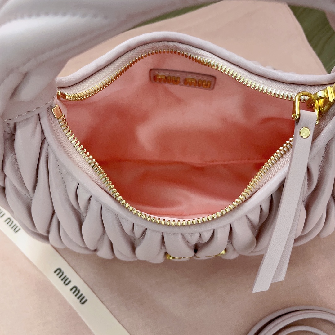 最高級MiuMiuスーパーコピー ミュウミュウバッグコピー ワンダー マテラッセレザー ホーボーバッグ ピンク 5BC125_N88_F0E18_V_OOY レザー ゴールド金具 - 画像 (4)