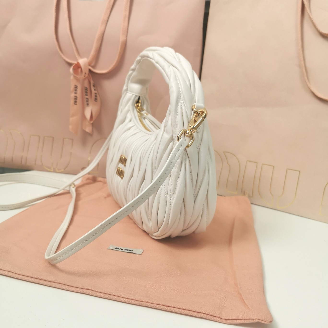 最高級MiuMiuスーパーコピー ミュウミュウバッグコピー ワンダー マテラッセレザー ホーボーバッグ ホワイト 5BC125_N88_F0009_V_OOY レザー ゴールド金具 - 画像 (8)