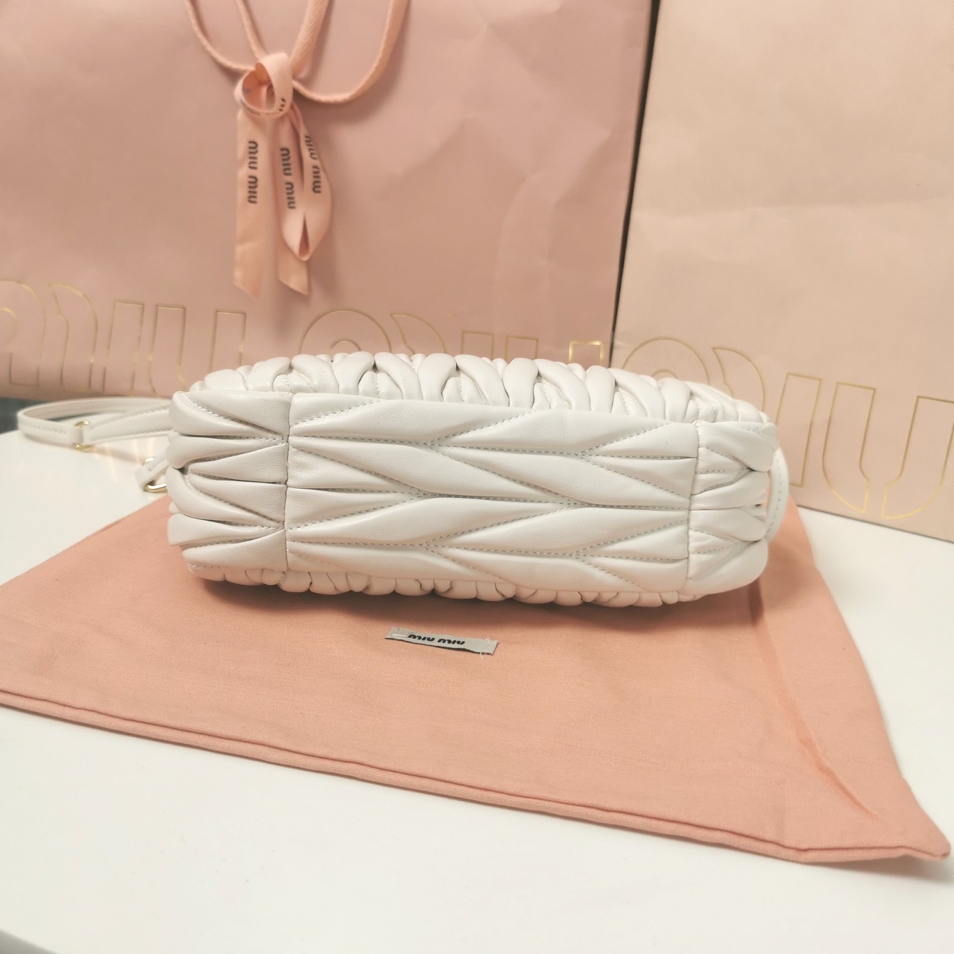 最高級MiuMiuスーパーコピー ミュウミュウバッグコピー ワンダー マテラッセレザー ホーボーバッグ ホワイト 5BC125_N88_F0009_V_OOY レザー ゴールド金具 - 画像 (7)