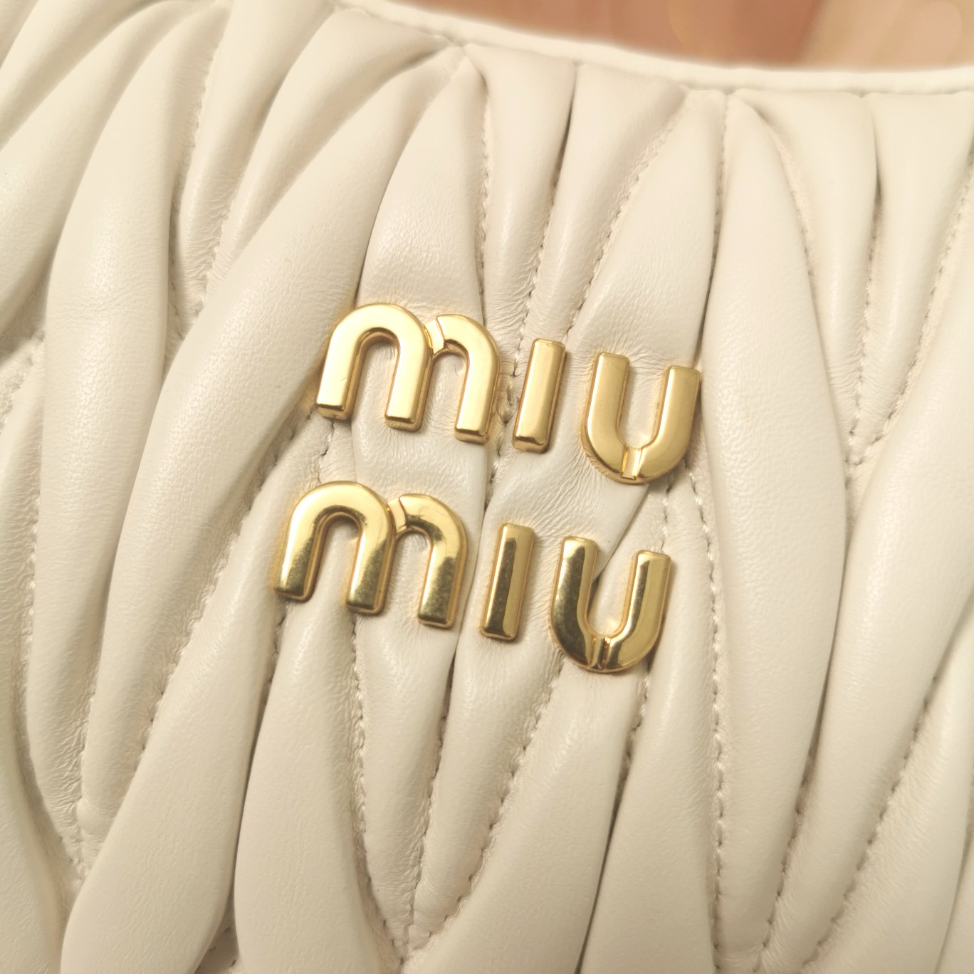 最高級MiuMiuスーパーコピー ミュウミュウバッグコピー ワンダー マテラッセレザー ホーボーバッグ ホワイト 5BC125_N88_F0009_V_OOY レザー ゴールド金具 - 画像 (6)