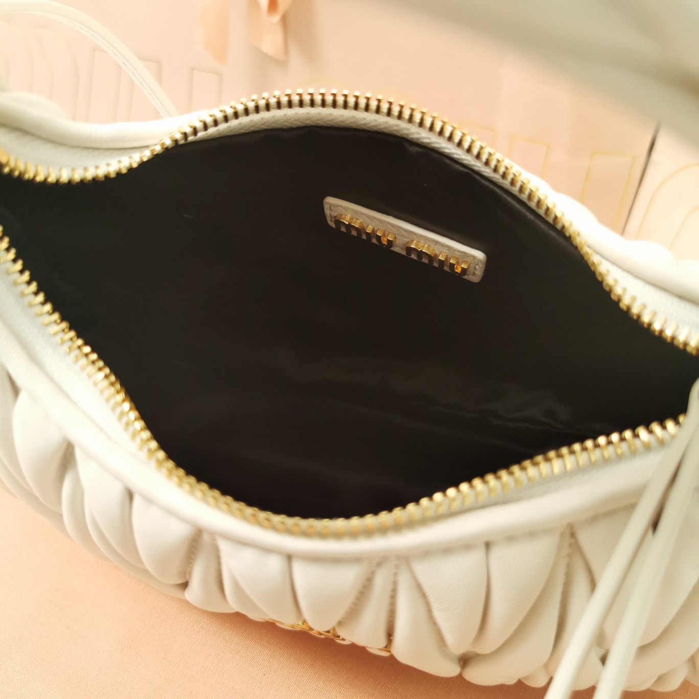 最高級MiuMiuスーパーコピー ミュウミュウバッグコピー ワンダー マテラッセレザー ホーボーバッグ ホワイト 5BC125_N88_F0009_V_OOY レザー ゴールド金具 - 画像 (4)