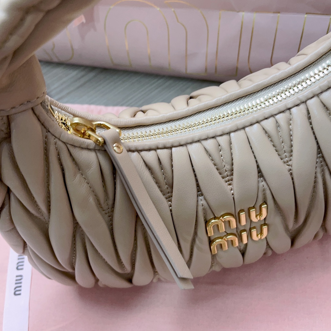 最高級MiuMiuスーパーコピー ミュウミュウバッグコピー ワンダー マテラッセレザー ホーボーバッグ サンドベージュ 5BC125_N88_F0036_V_OOY レザー ゴールド金具 - 画像 (5)