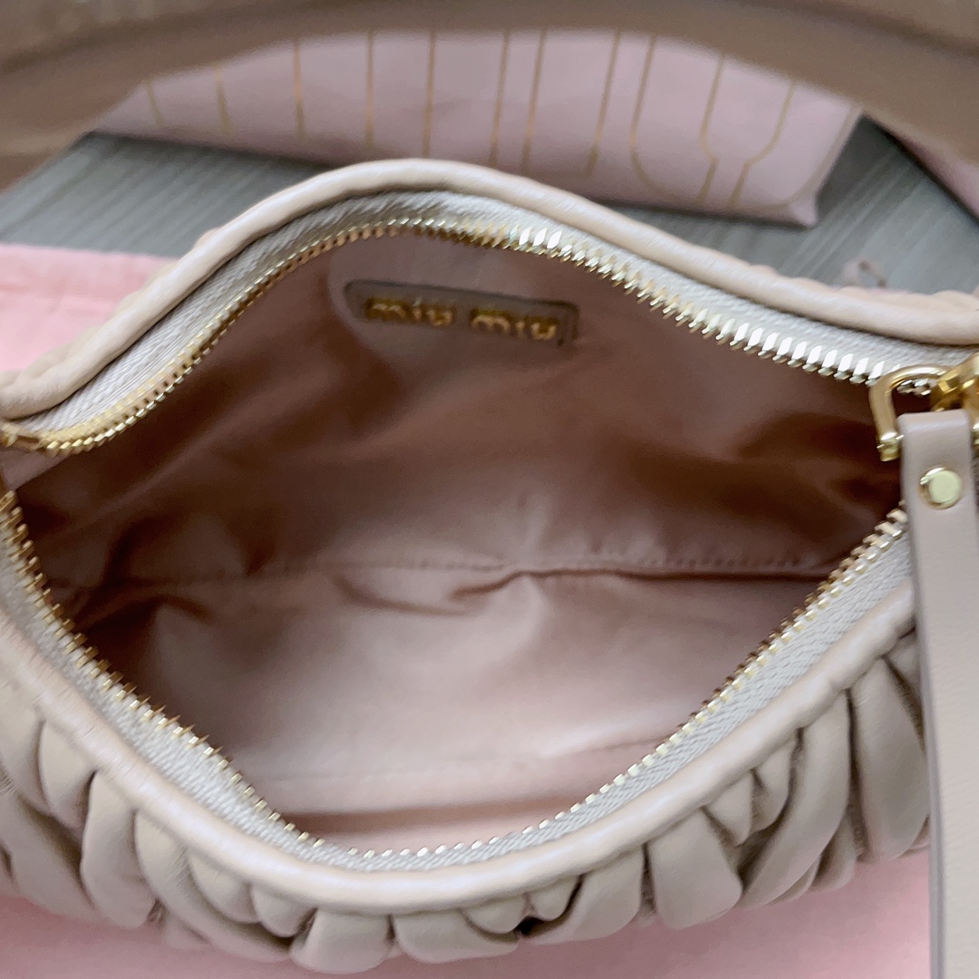 最高級MiuMiuスーパーコピー ミュウミュウバッグコピー ワンダー マテラッセレザー ホーボーバッグ サンドベージュ 5BC125_N88_F0036_V_OOY レザー ゴールド金具 - 画像 (4)
