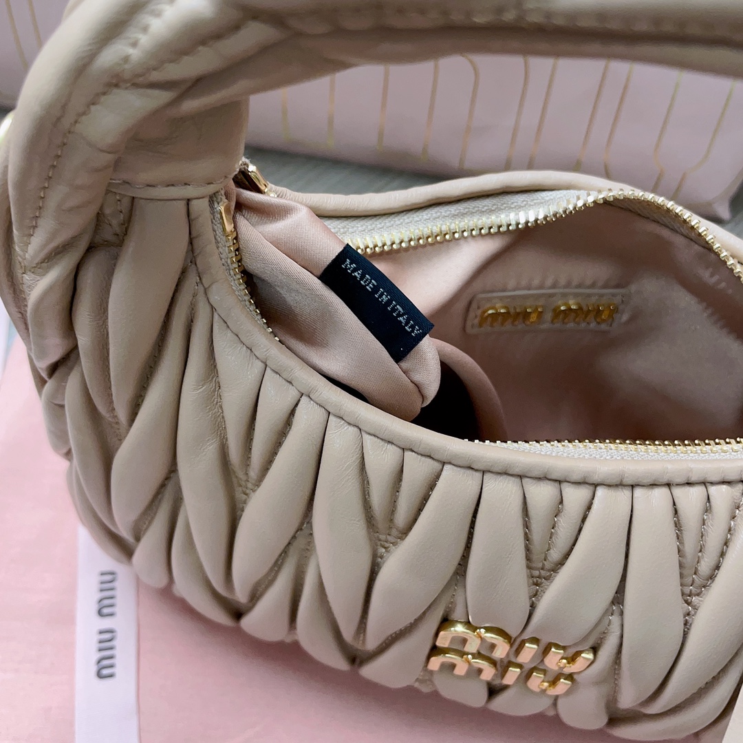 最高級MiuMiuスーパーコピー ミュウミュウバッグコピー ワンダー マテラッセレザー ホーボーバッグ サンドベージュ 5BC125_N88_F0036_V_OOY レザー ゴールド金具 - 画像 (3)