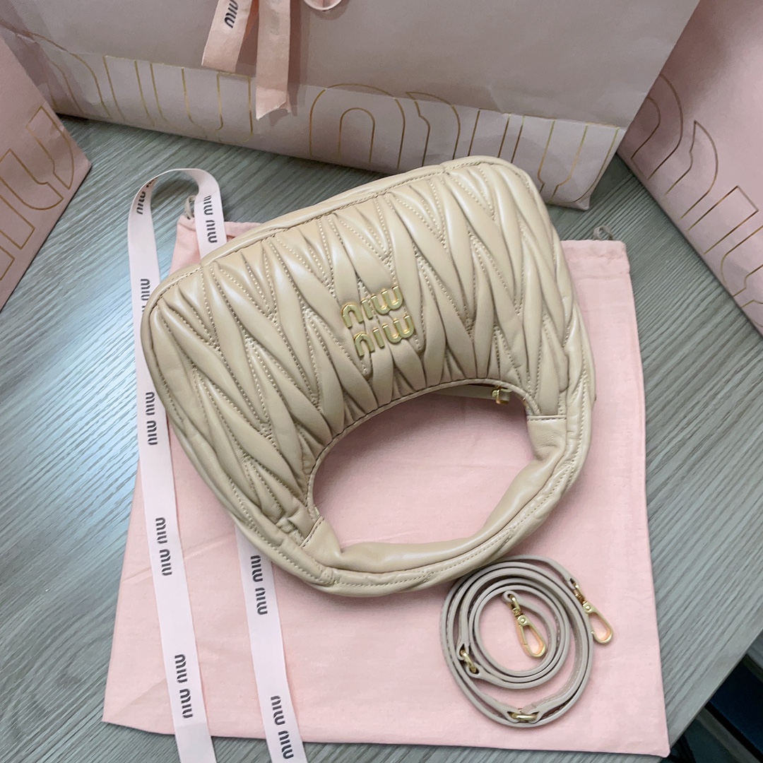 最高級MiuMiuスーパーコピー ミュウミュウバッグコピー ワンダー マテラッセレザー ホーボーバッグ サンドベージュ 5BC125_N88_F0036_V_OOY レザー ゴールド金具 - 画像 (2)