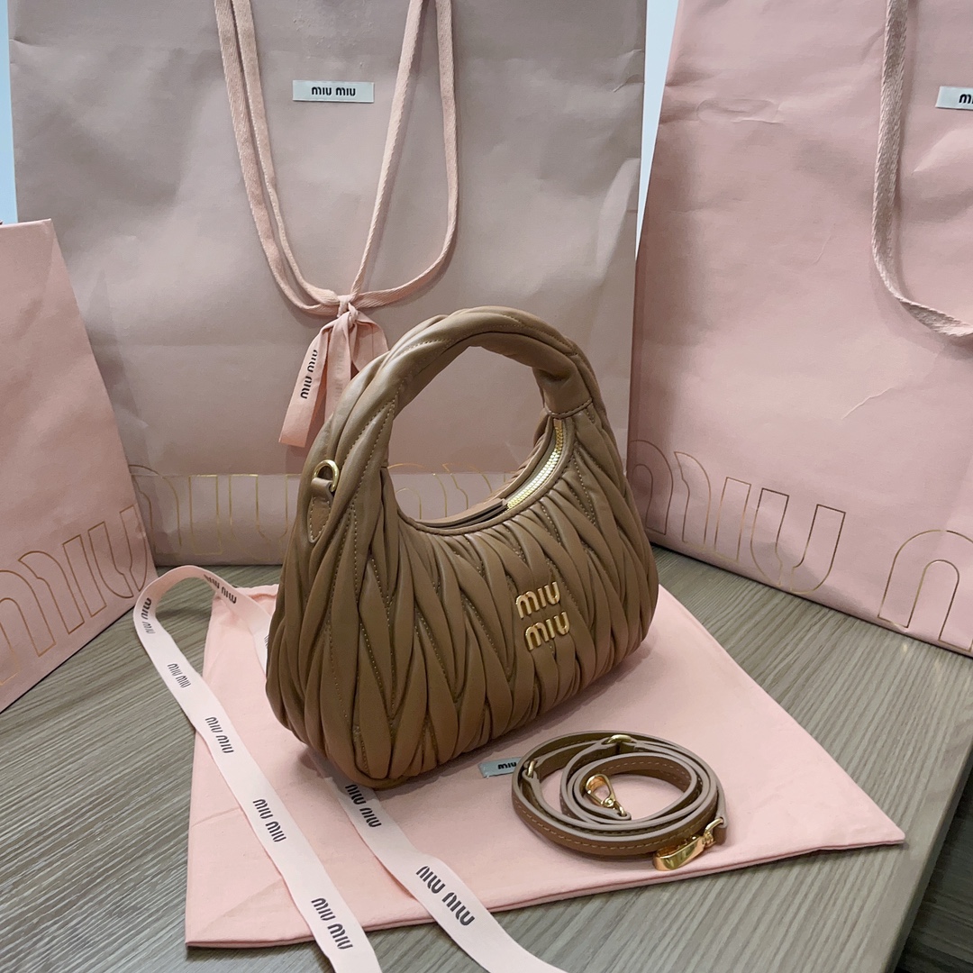 最高級MiuMiuスーパーコピー ミュウミュウバッグコピー ワンダー マテラッセレザー ホーボーバッグ キャメル 5BC125_N88_F098L_V_OOY レザー ゴールド金具 - 画像 (9)