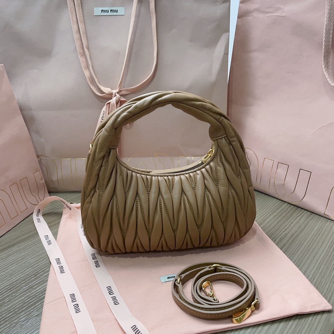 最高級MiuMiuスーパーコピー ミュウミュウバッグコピー ワンダー マテラッセレザー ホーボーバッグ キャメル 5BC125_N88_F098L_V_OOY レザー ゴールド金具 - 画像 (8)