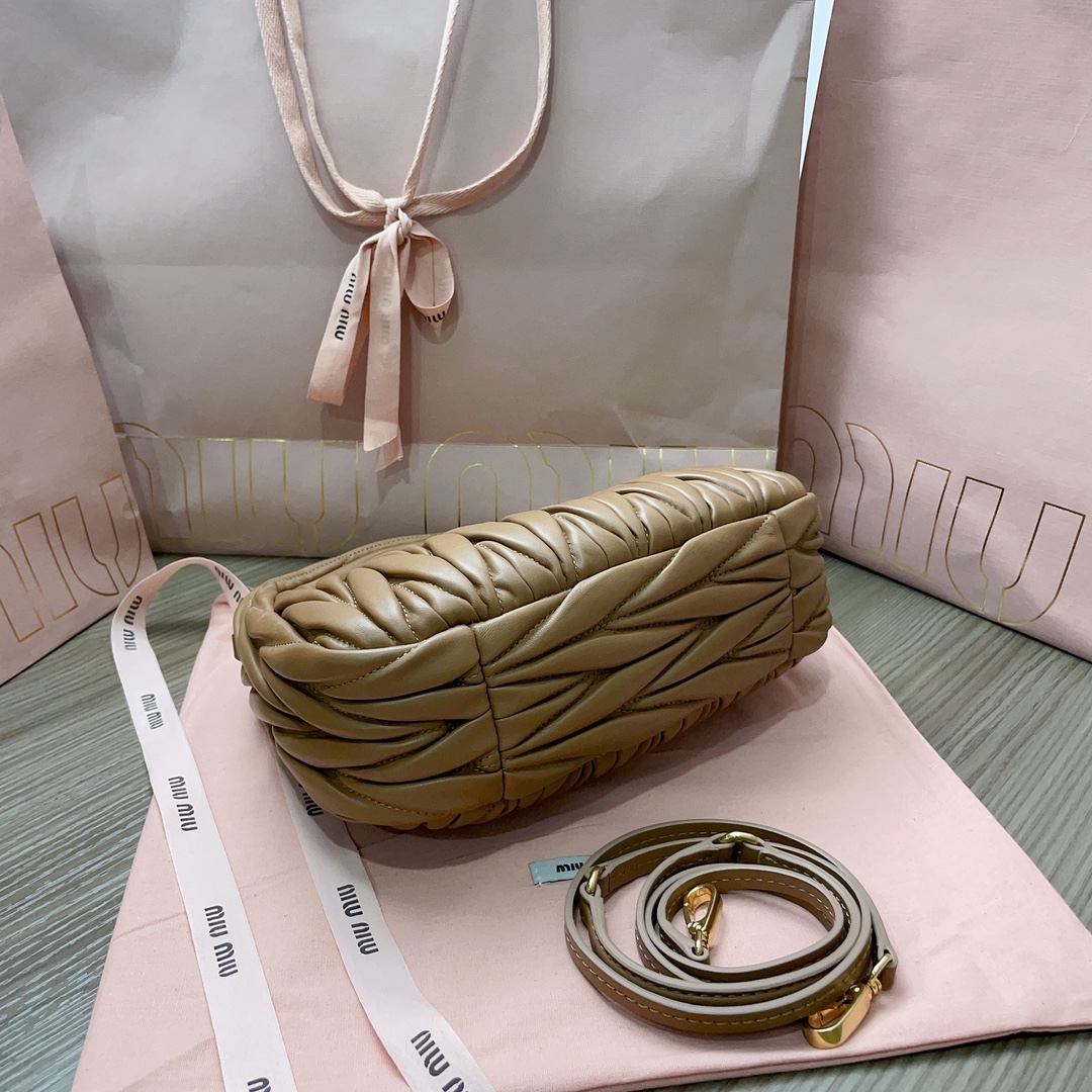 最高級MiuMiuスーパーコピー ミュウミュウバッグコピー ワンダー マテラッセレザー ホーボーバッグ キャメル 5BC125_N88_F098L_V_OOY レザー ゴールド金具 - 画像 (7)