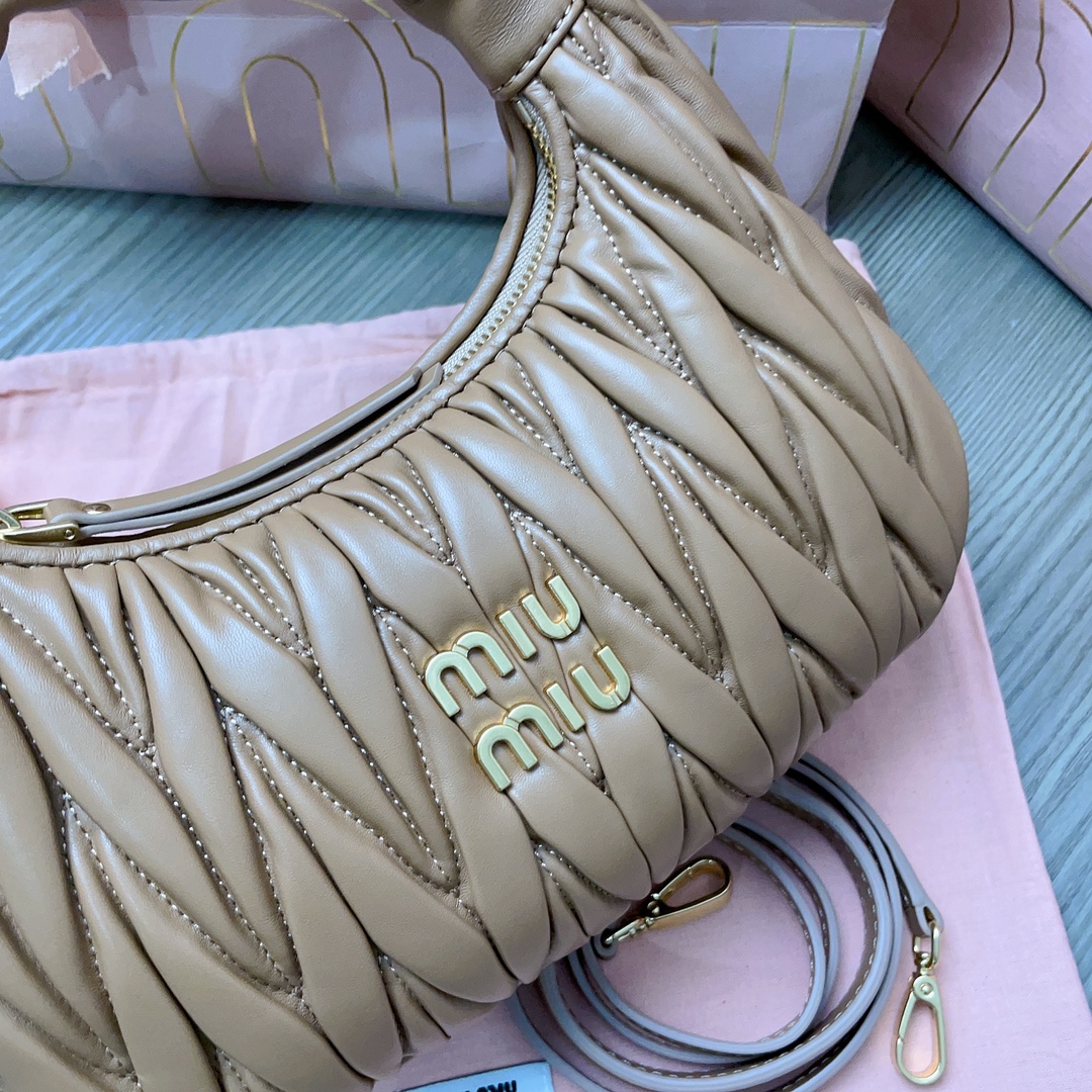最高級MiuMiuスーパーコピー ミュウミュウバッグコピー ワンダー マテラッセレザー ホーボーバッグ キャメル 5BC125_N88_F098L_V_OOY レザー ゴールド金具 - 画像 (6)