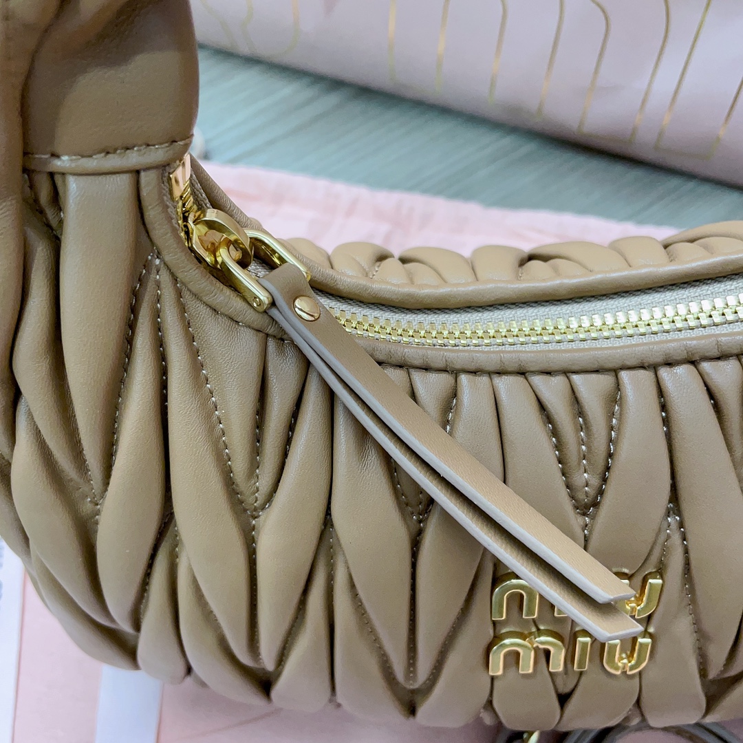 最高級MiuMiuスーパーコピー ミュウミュウバッグコピー ワンダー マテラッセレザー ホーボーバッグ キャメル 5BC125_N88_F098L_V_OOY レザー ゴールド金具 - 画像 (5)
