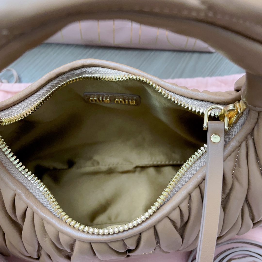 最高級MiuMiuスーパーコピー ミュウミュウバッグコピー ワンダー マテラッセレザー ホーボーバッグ キャメル 5BC125_N88_F098L_V_OOY レザー ゴールド金具 - 画像 (4)