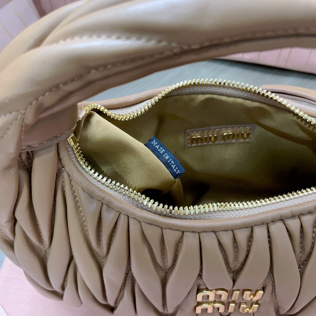 最高級MiuMiuスーパーコピー ミュウミュウバッグコピー ワンダー マテラッセレザー ホーボーバッグ キャメル 5BC125_N88_F098L_V_OOY レザー ゴールド金具 - 画像 (3)