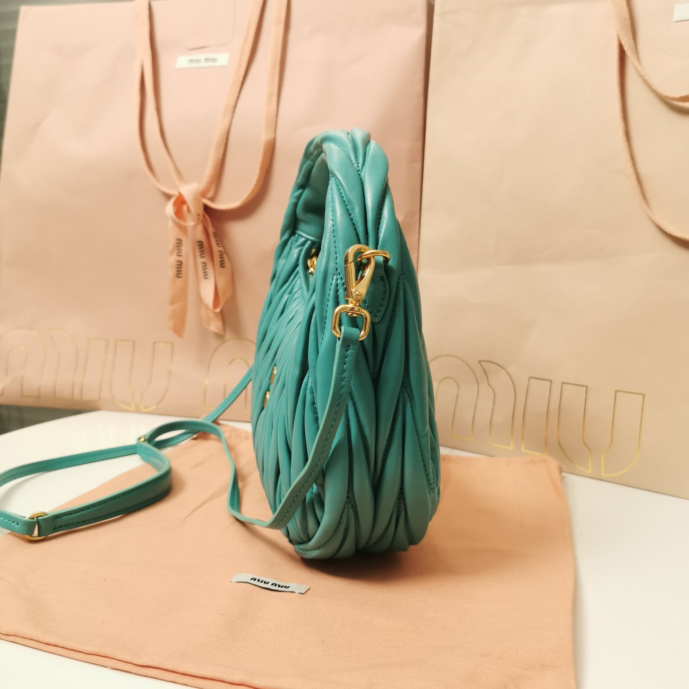 最高級MiuMiuスーパーコピー ミュウミュウバッグコピー ワンダー マテラッセレザー ホーボーバッグ サルビアグリーン 5BC125_N88_F0092_V_OOY レザー ゴールド金具 - 画像 (8)