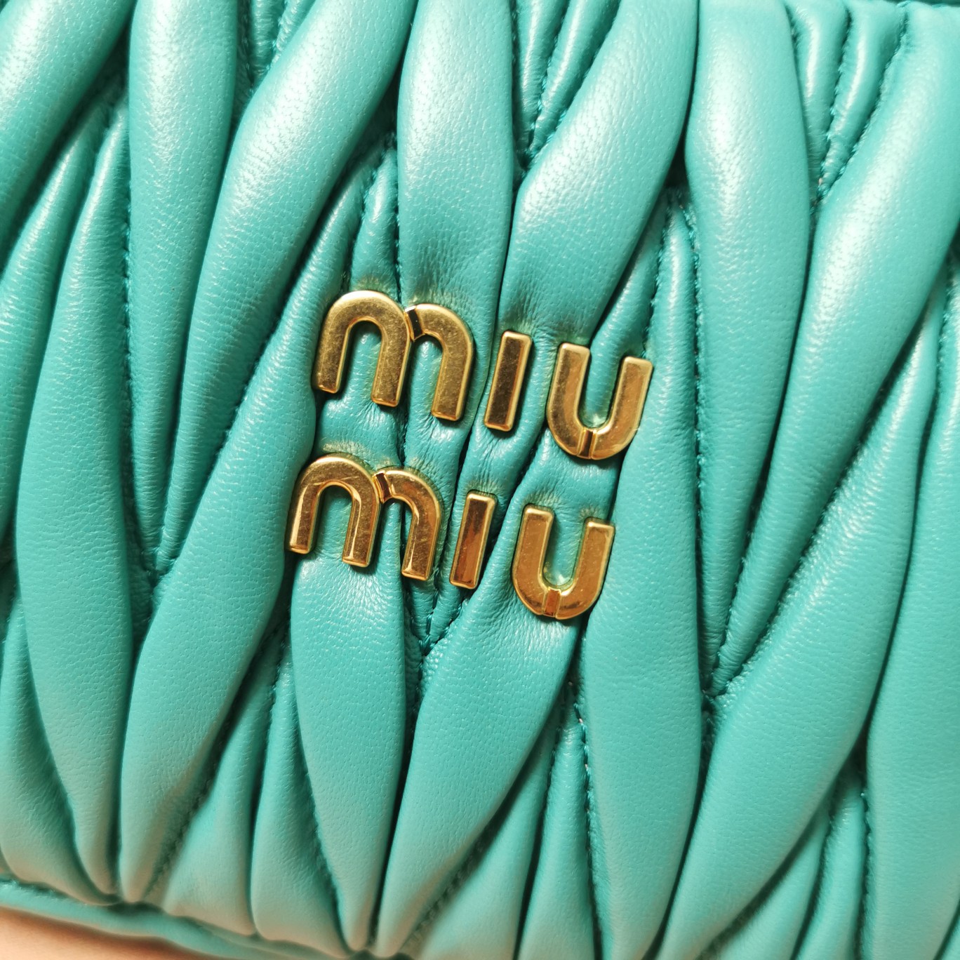最高級MiuMiuスーパーコピー ミュウミュウバッグコピー ワンダー マテラッセレザー ホーボーバッグ サルビアグリーン 5BC125_N88_F0092_V_OOY レザー ゴールド金具 - 画像 (6)