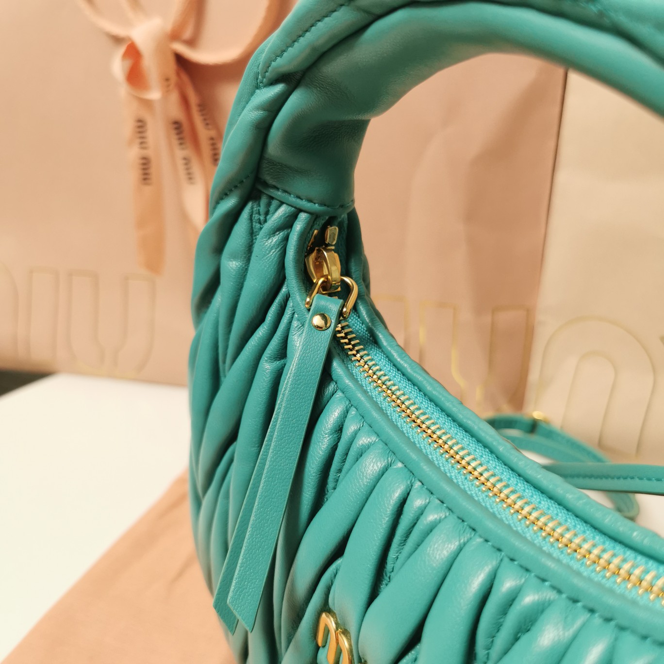 最高級MiuMiuスーパーコピー ミュウミュウバッグコピー ワンダー マテラッセレザー ホーボーバッグ サルビアグリーン 5BC125_N88_F0092_V_OOY レザー ゴールド金具 - 画像 (5)