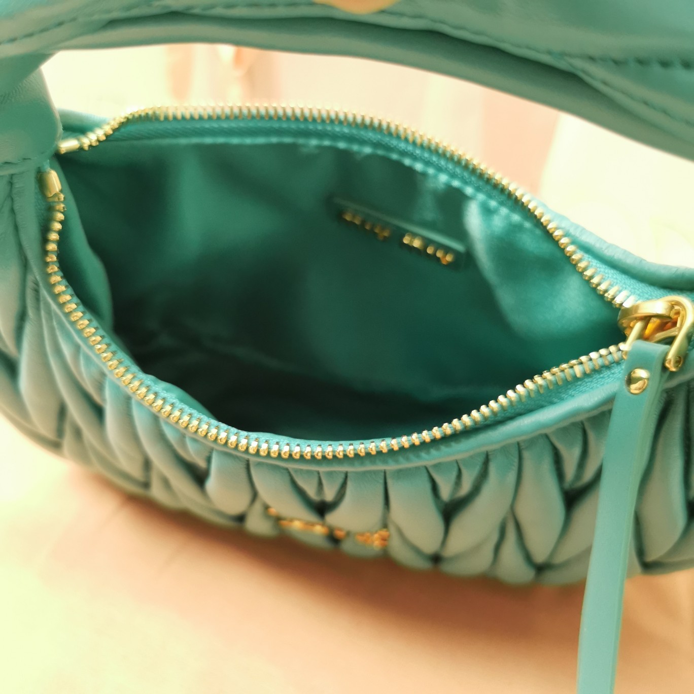 最高級MiuMiuスーパーコピー ミュウミュウバッグコピー ワンダー マテラッセレザー ホーボーバッグ サルビアグリーン 5BC125_N88_F0092_V_OOY レザー ゴールド金具 - 画像 (4)