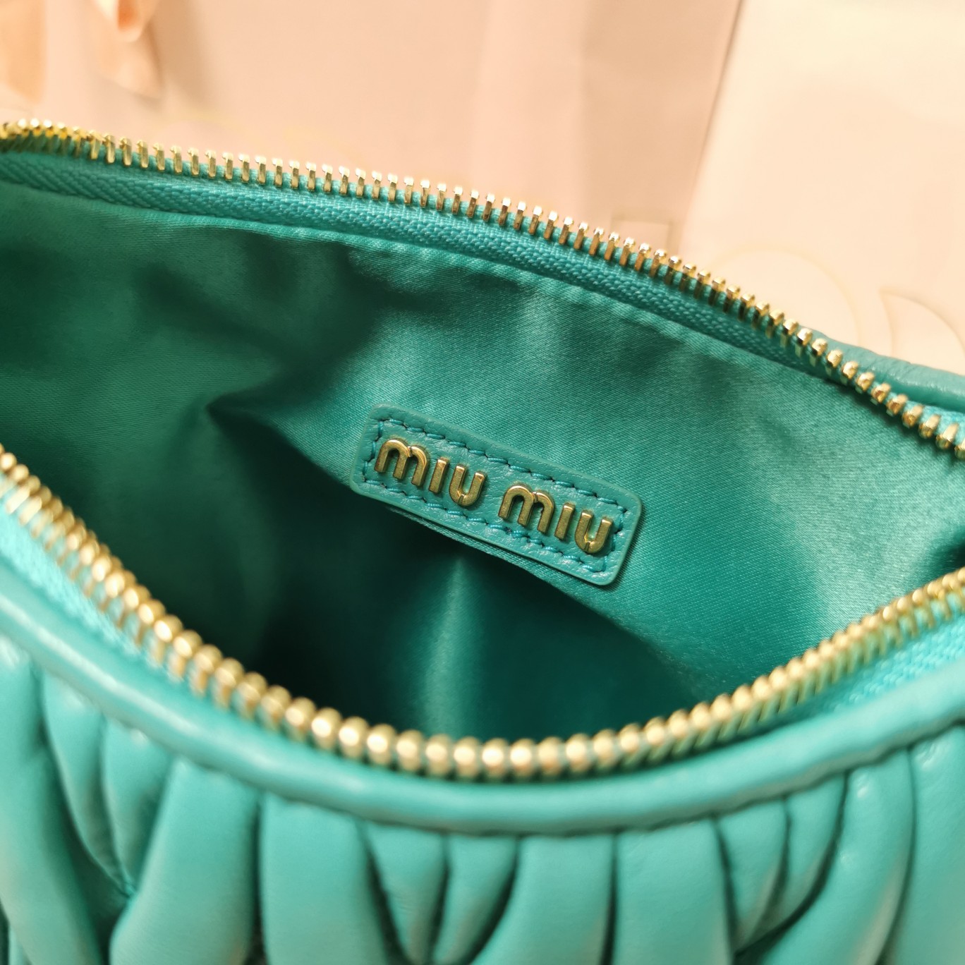 最高級MiuMiuスーパーコピー ミュウミュウバッグコピー ワンダー マテラッセレザー ホーボーバッグ サルビアグリーン 5BC125_N88_F0092_V_OOY レザー ゴールド金具 - 画像 (3)