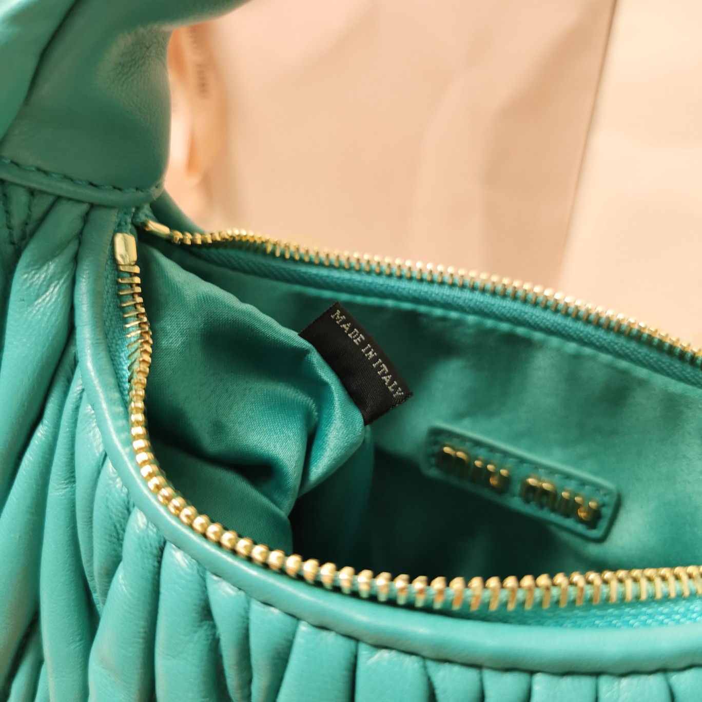 最高級MiuMiuスーパーコピー ミュウミュウバッグコピー ワンダー マテラッセレザー ホーボーバッグ サルビアグリーン 5BC125_N88_F0092_V_OOY レザー ゴールド金具 - 画像 (2)