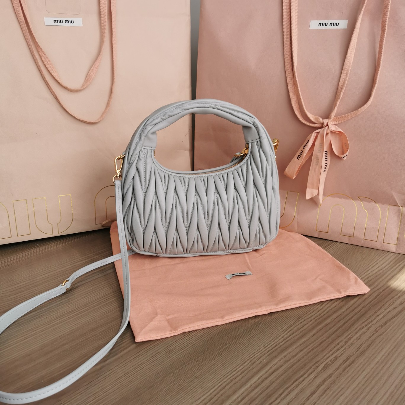 最高級MiuMiuスーパーコピー ミュウミュウバッグコピー ワンダー マテラッセレザー ホーボーバッグ パールグレー 5BC125_N88_F0164_V_OOY レザー ゴールド金具 - 画像 (9)
