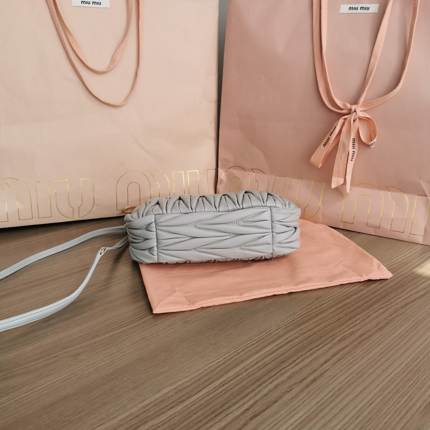 最高級MiuMiuスーパーコピー ミュウミュウバッグコピー ワンダー マテラッセレザー ホーボーバッグ パールグレー 5BC125_N88_F0164_V_OOY レザー ゴールド金具 - 画像 (8)