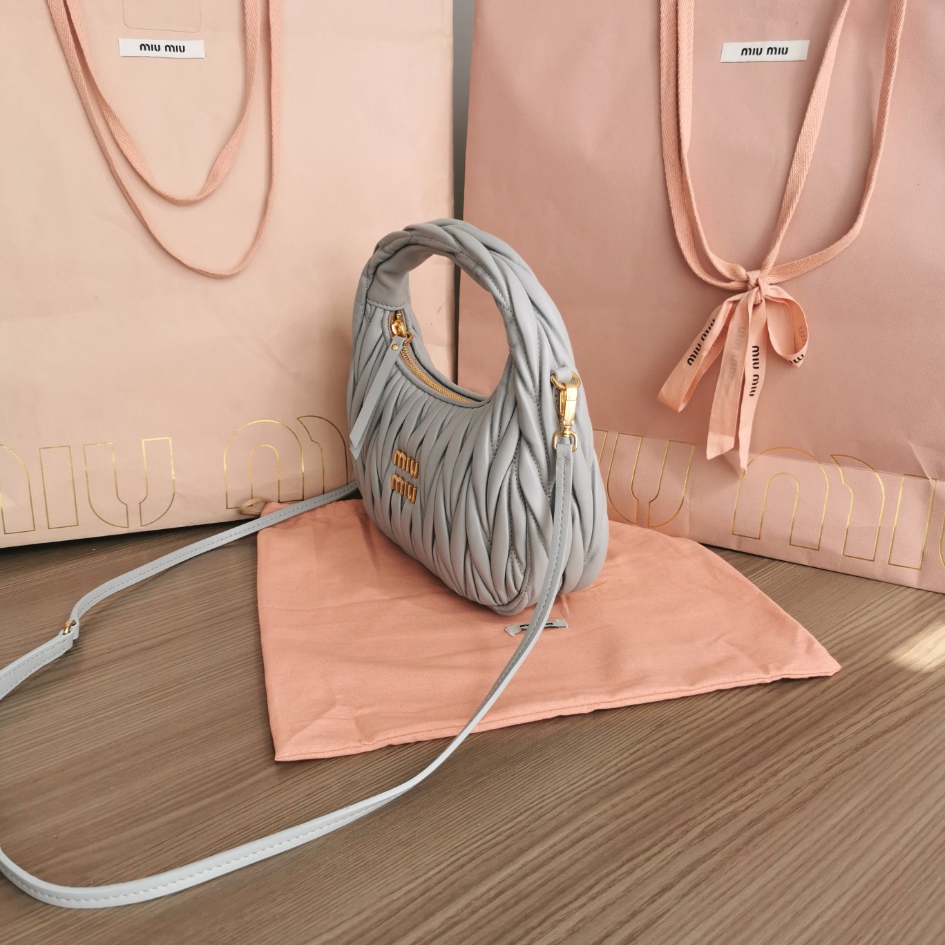 最高級MiuMiuスーパーコピー ミュウミュウバッグコピー ワンダー マテラッセレザー ホーボーバッグ パールグレー 5BC125_N88_F0164_V_OOY レザー ゴールド金具 - 画像 (7)