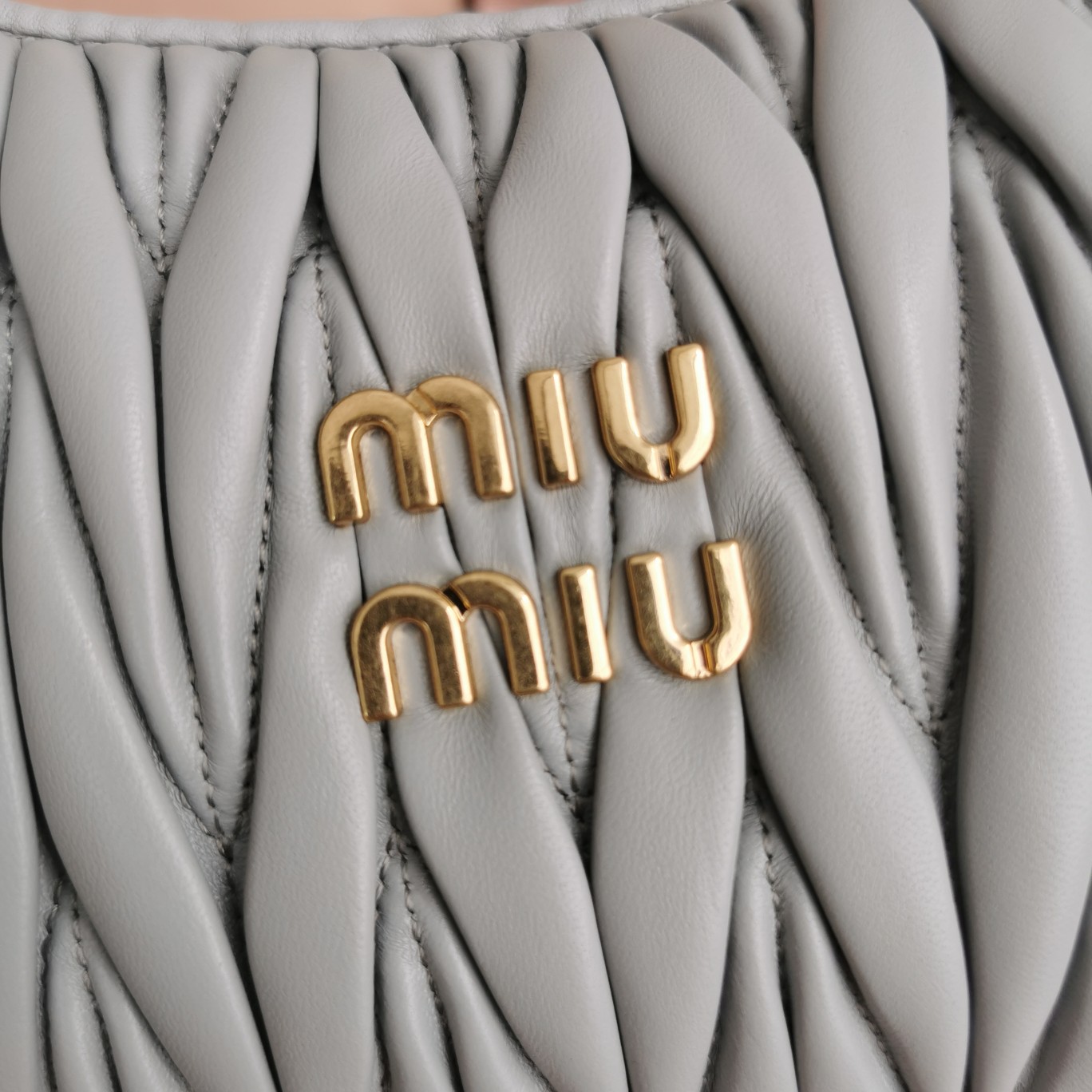 最高級MiuMiuスーパーコピー ミュウミュウバッグコピー ワンダー マテラッセレザー ホーボーバッグ パールグレー 5BC125_N88_F0164_V_OOY レザー ゴールド金具 - 画像 (6)
