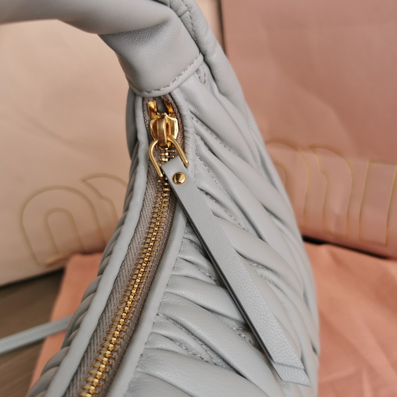 最高級MiuMiuスーパーコピー ミュウミュウバッグコピー ワンダー マテラッセレザー ホーボーバッグ パールグレー 5BC125_N88_F0164_V_OOY レザー ゴールド金具 - 画像 (5)