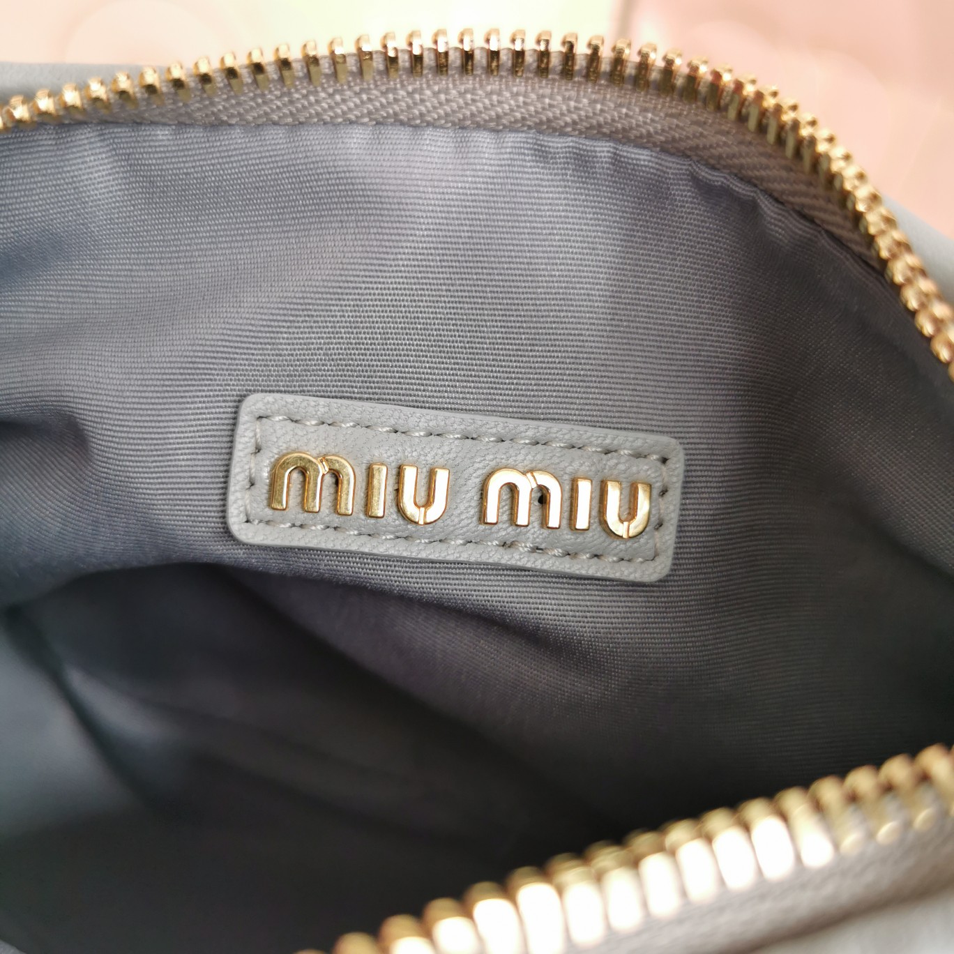 最高級MiuMiuスーパーコピー ミュウミュウバッグコピー ワンダー マテラッセレザー ホーボーバッグ パールグレー 5BC125_N88_F0164_V_OOY レザー ゴールド金具 - 画像 (3)