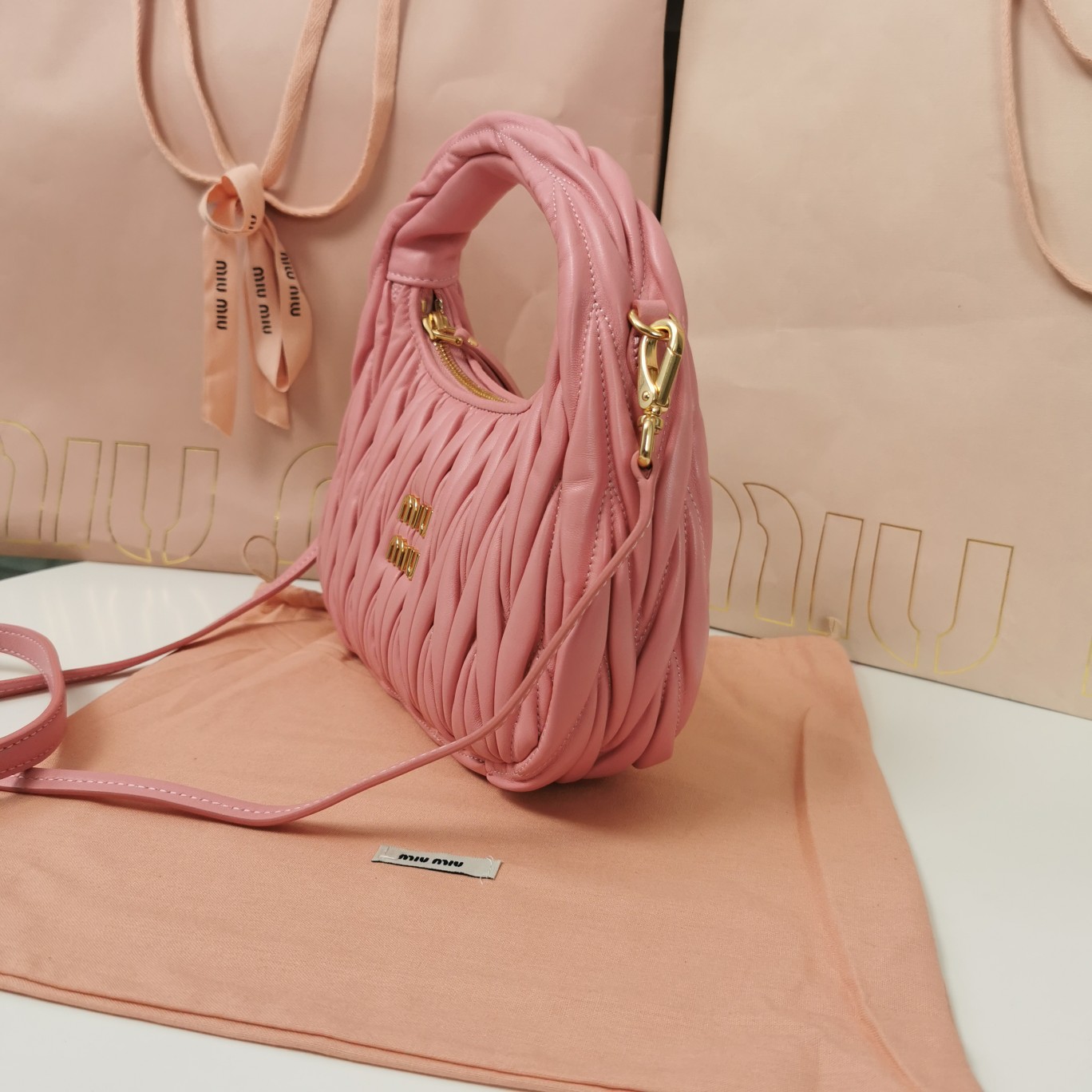 最高級MiuMiuスーパーコピー ミュウミュウバッグコピー ワンダー マテラッセレザー ホーボーバッグ ピンク 5BC125_N88_F0638_V_OOY レザー ゴールド金具 - 画像 (8)
