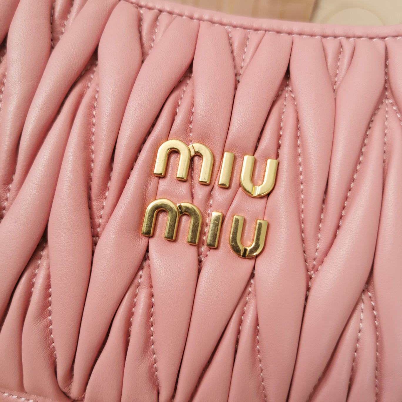 最高級MiuMiuスーパーコピー ミュウミュウバッグコピー ワンダー マテラッセレザー ホーボーバッグ ピンク 5BC125_N88_F0638_V_OOY レザー ゴールド金具 - 画像 (6)