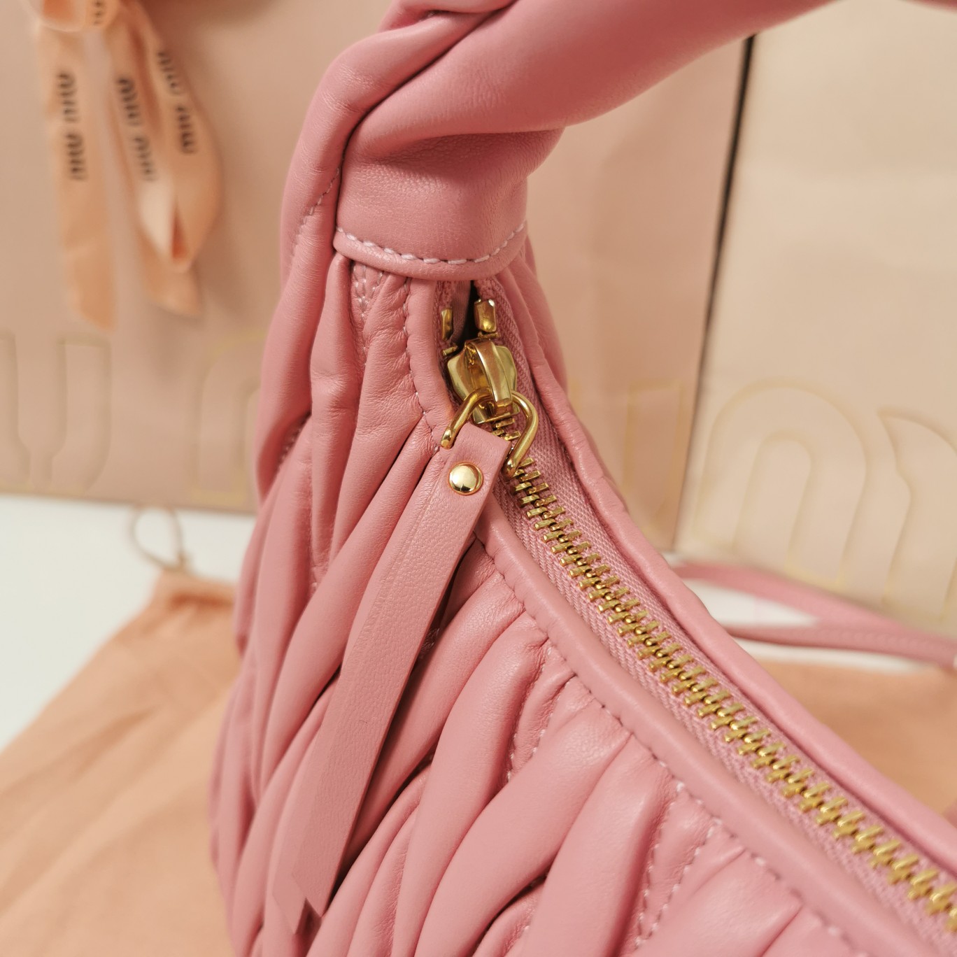 最高級MiuMiuスーパーコピー ミュウミュウバッグコピー ワンダー マテラッセレザー ホーボーバッグ ピンク 5BC125_N88_F0638_V_OOY レザー ゴールド金具 - 画像 (5)