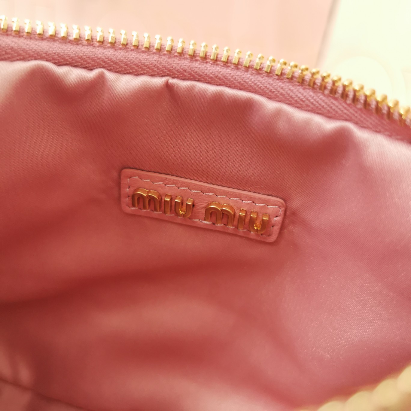 最高級MiuMiuスーパーコピー ミュウミュウバッグコピー ワンダー マテラッセレザー ホーボーバッグ ピンク 5BC125_N88_F0638_V_OOY レザー ゴールド金具 - 画像 (4)